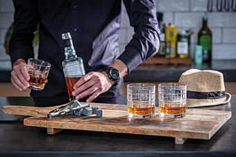 3 stoere whiskey cocktails die je makkelijk thuis kunt maken 