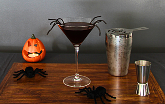 Griezelige zwarte cocktails voor Halloween